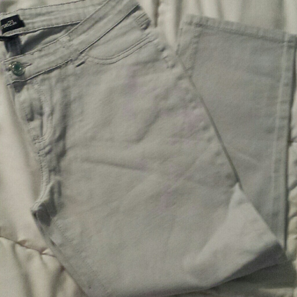 💥NEW PICTURES💥NWOT(GUESS TAG IS PULLED OFF), RUE21, ,PRETTY GREY CAPRIS